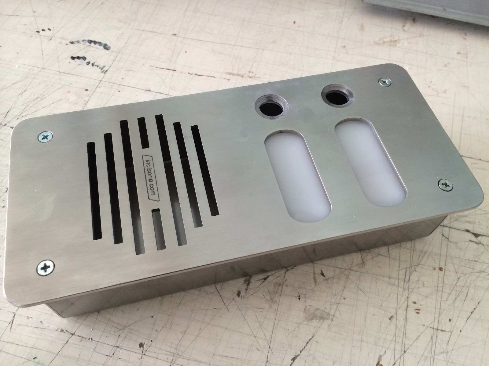 La sofisticata bellezza delle citofoniere in ottone: un tocco di eleganza agli ingressi